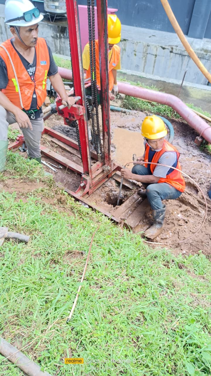 Tim teknisi melakukan pekerjaan lapangan