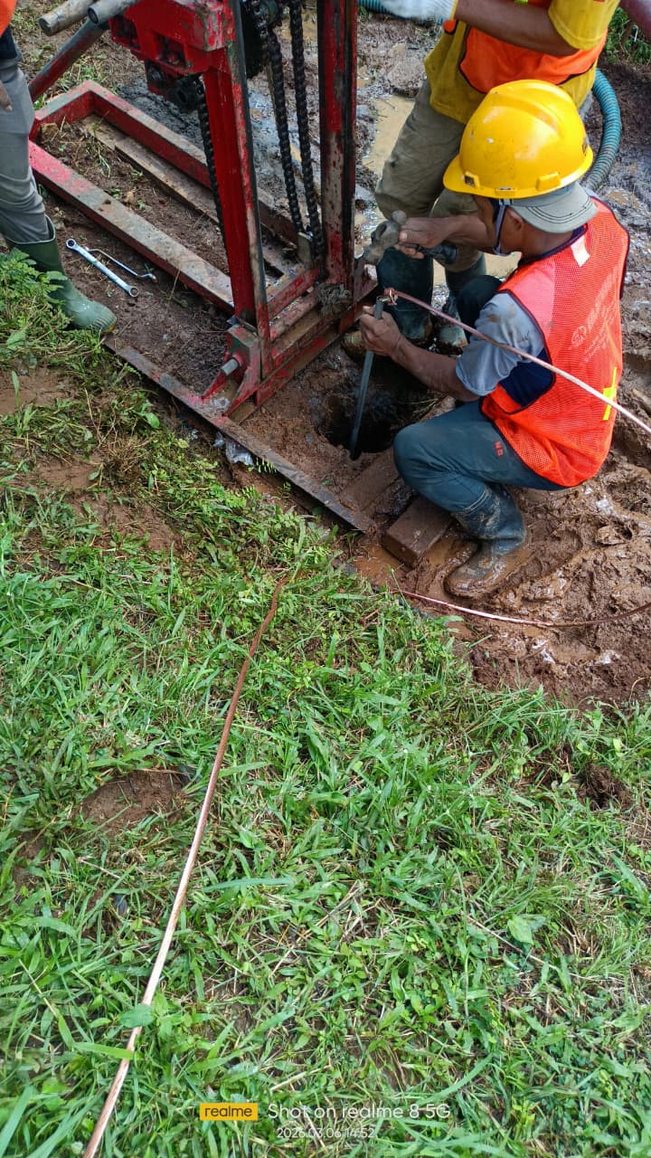 Teknisi bekerja di area proyek lapangan